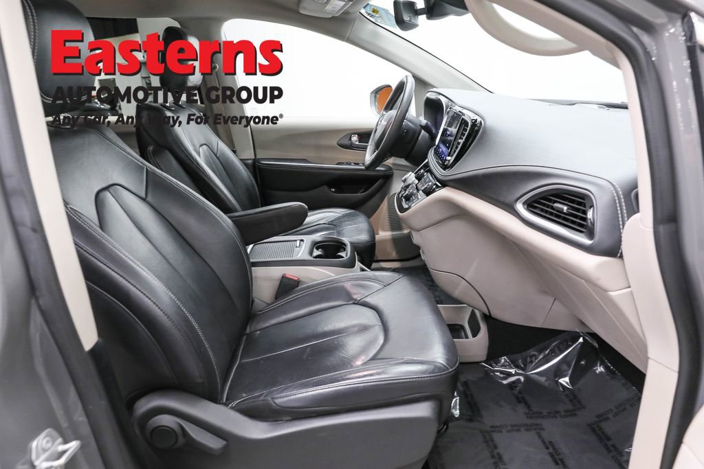 Used 2022 Chrysler Pacifica Touring-L image 24