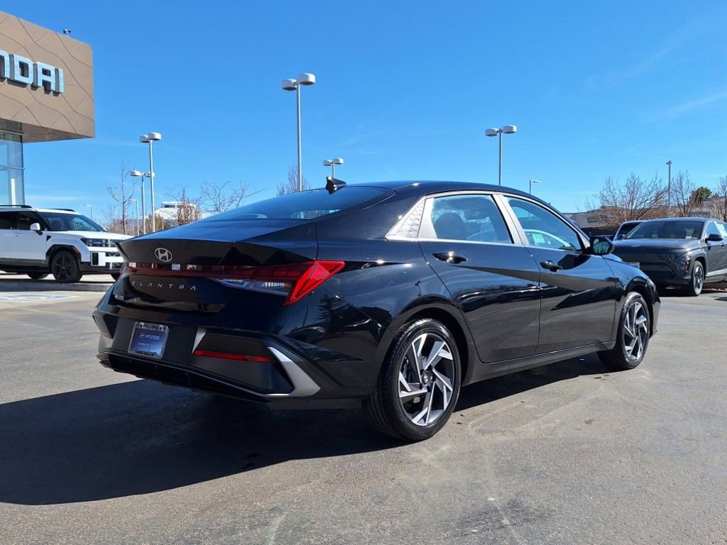 Used 2024 Hyundai Elantra SEL w/ Convenience Package image 3