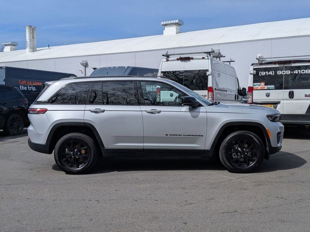 Used 2025 Jeep Grand Cherokee Altitude image 2