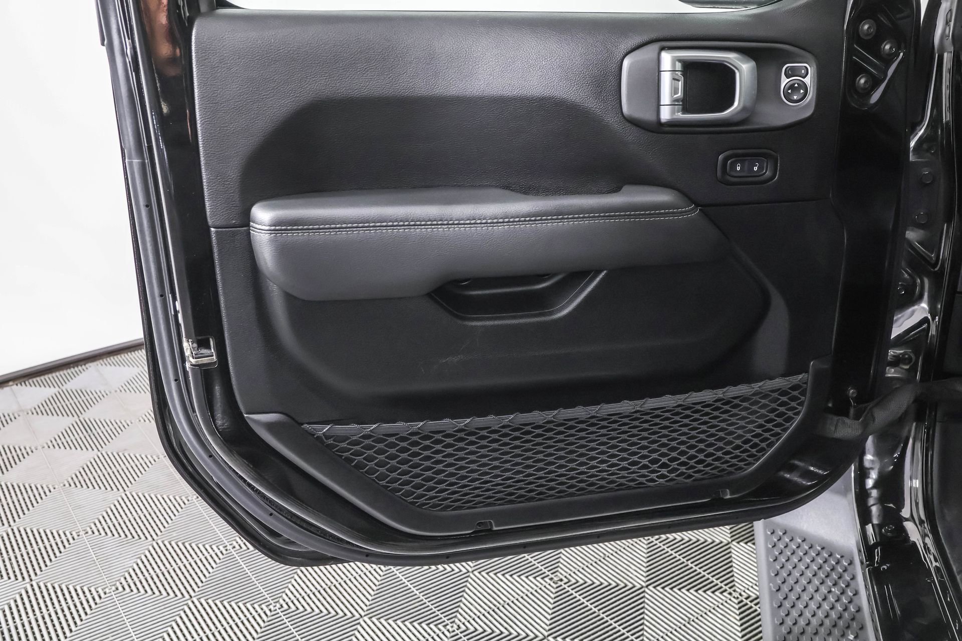 Used 2020 Jeep Wrangler Unlimited Sahara image 24