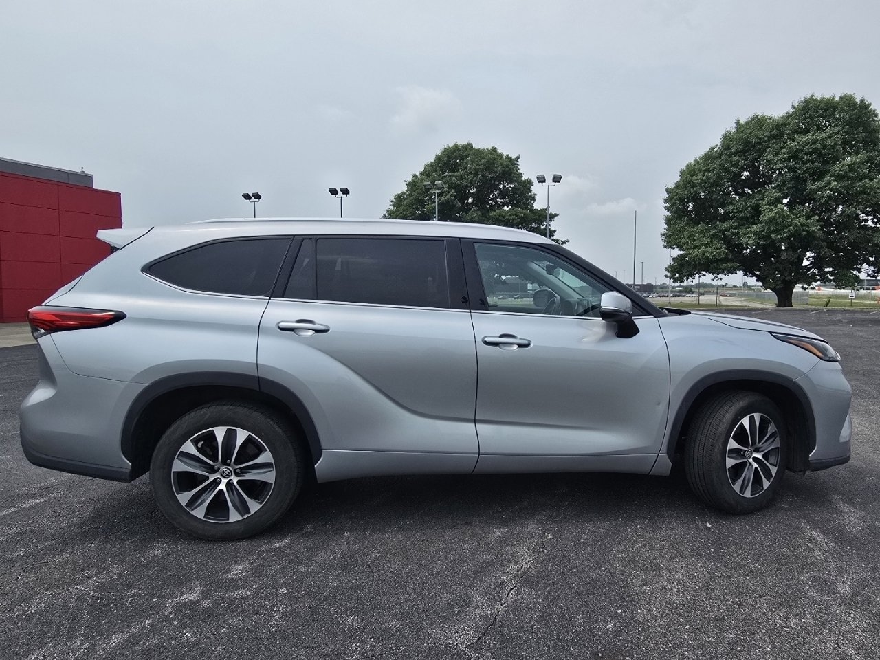 Used 2022 Toyota Highlander XLE FWD image 16