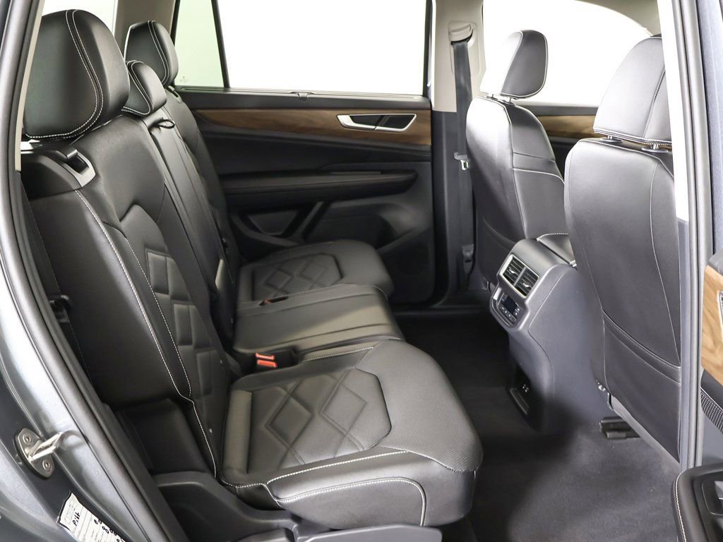 Used 2025 Volkswagen Atlas SE image 35