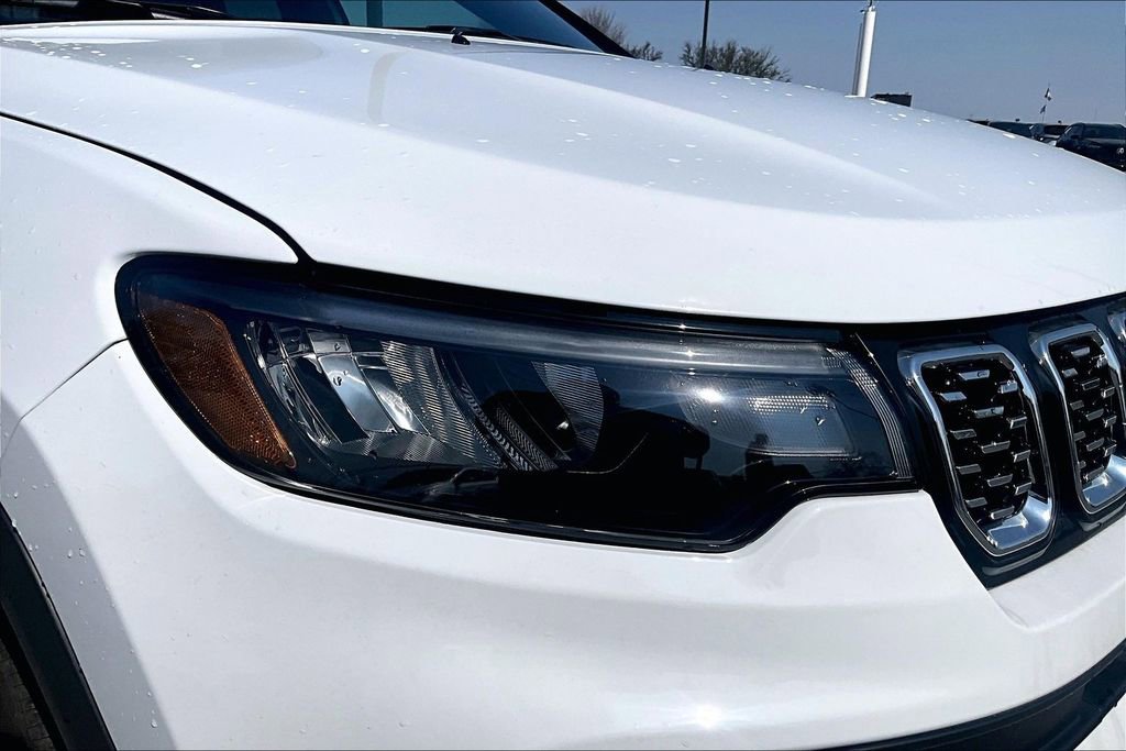 Used 2025 Jeep Compass Limited image 39