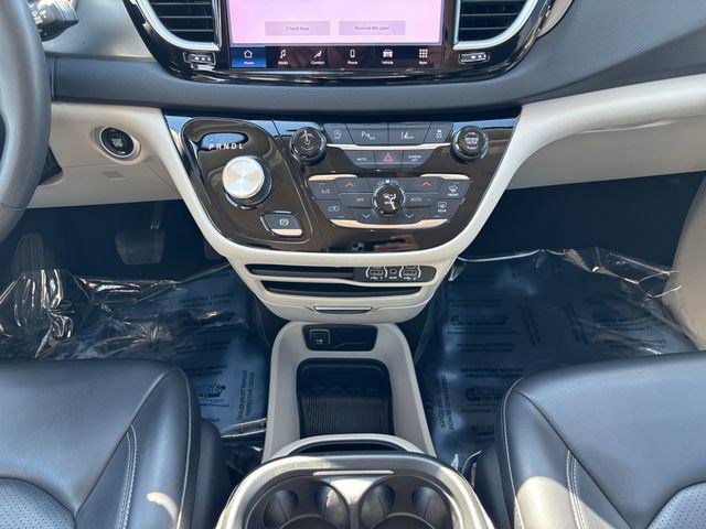 Used 2023 Chrysler Pacifica Touring-L image 17