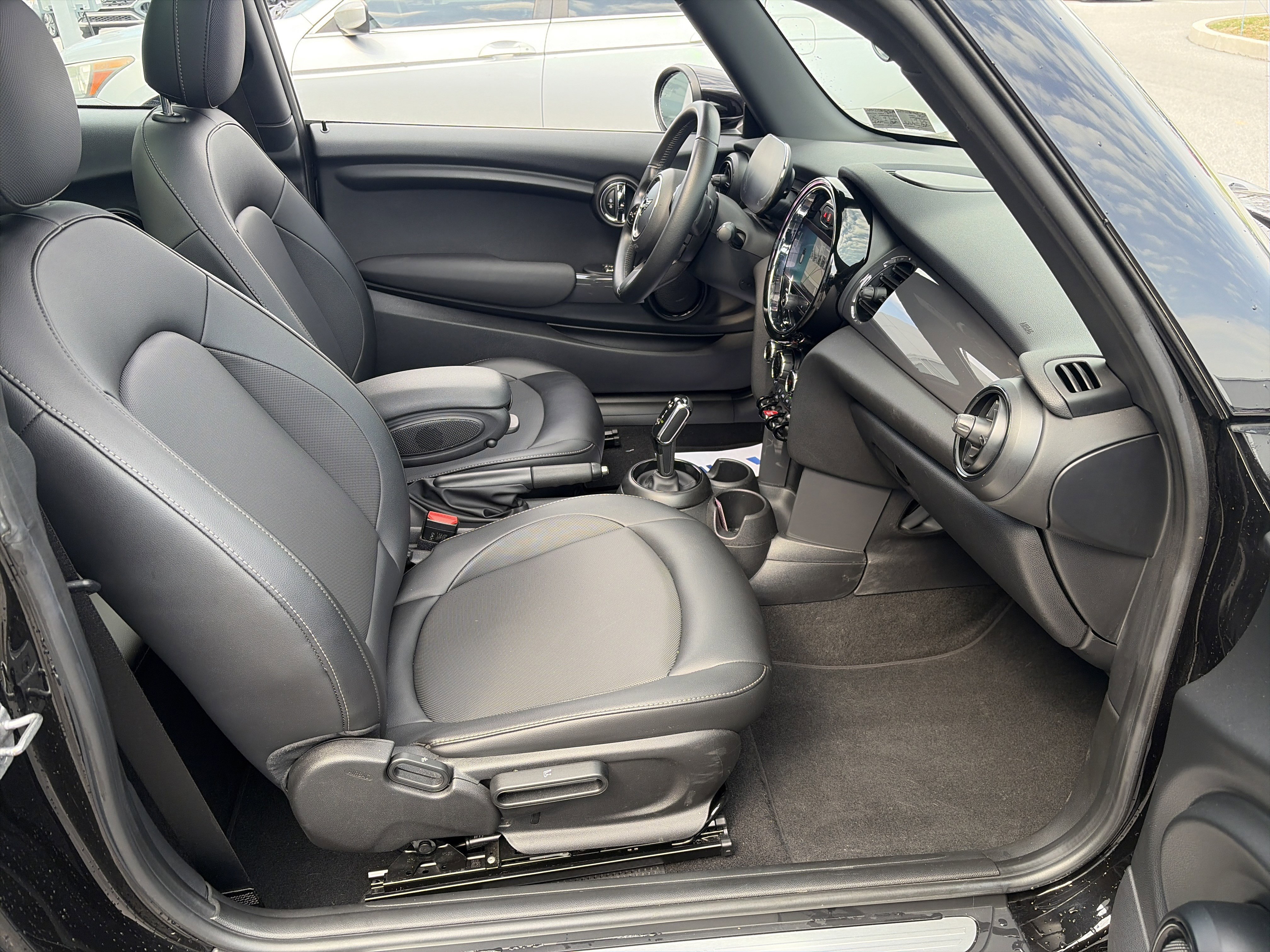 Used 2022 MINI Cooper 2-Door Hardtop image 27