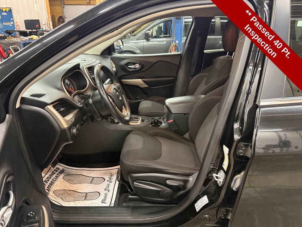 Used 2017 Jeep Cherokee Latitude w/ Cold Weather Group AWD/4WD image 12