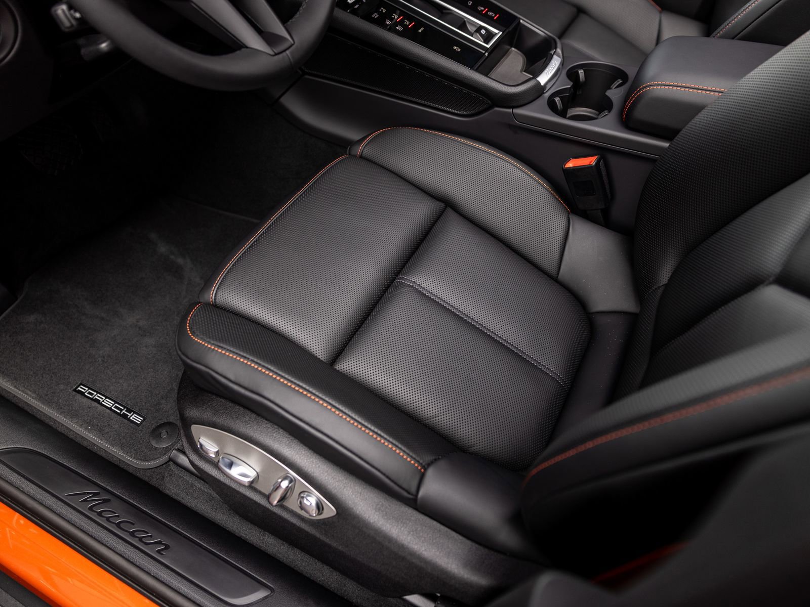 Certified 2025 Porsche Macan AWD/4WD image 44