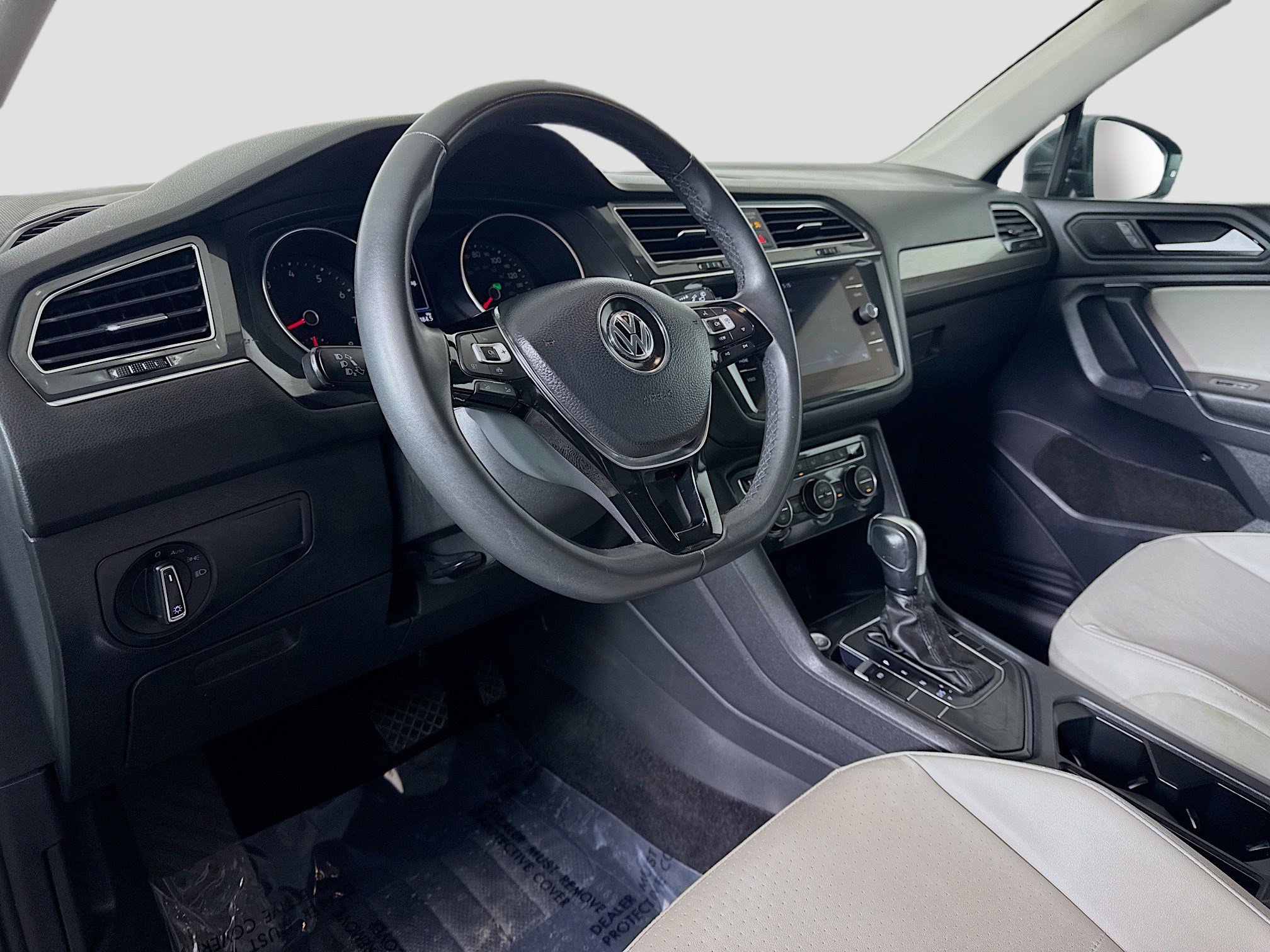 Used 2020 Volkswagen Tiguan SE image 23