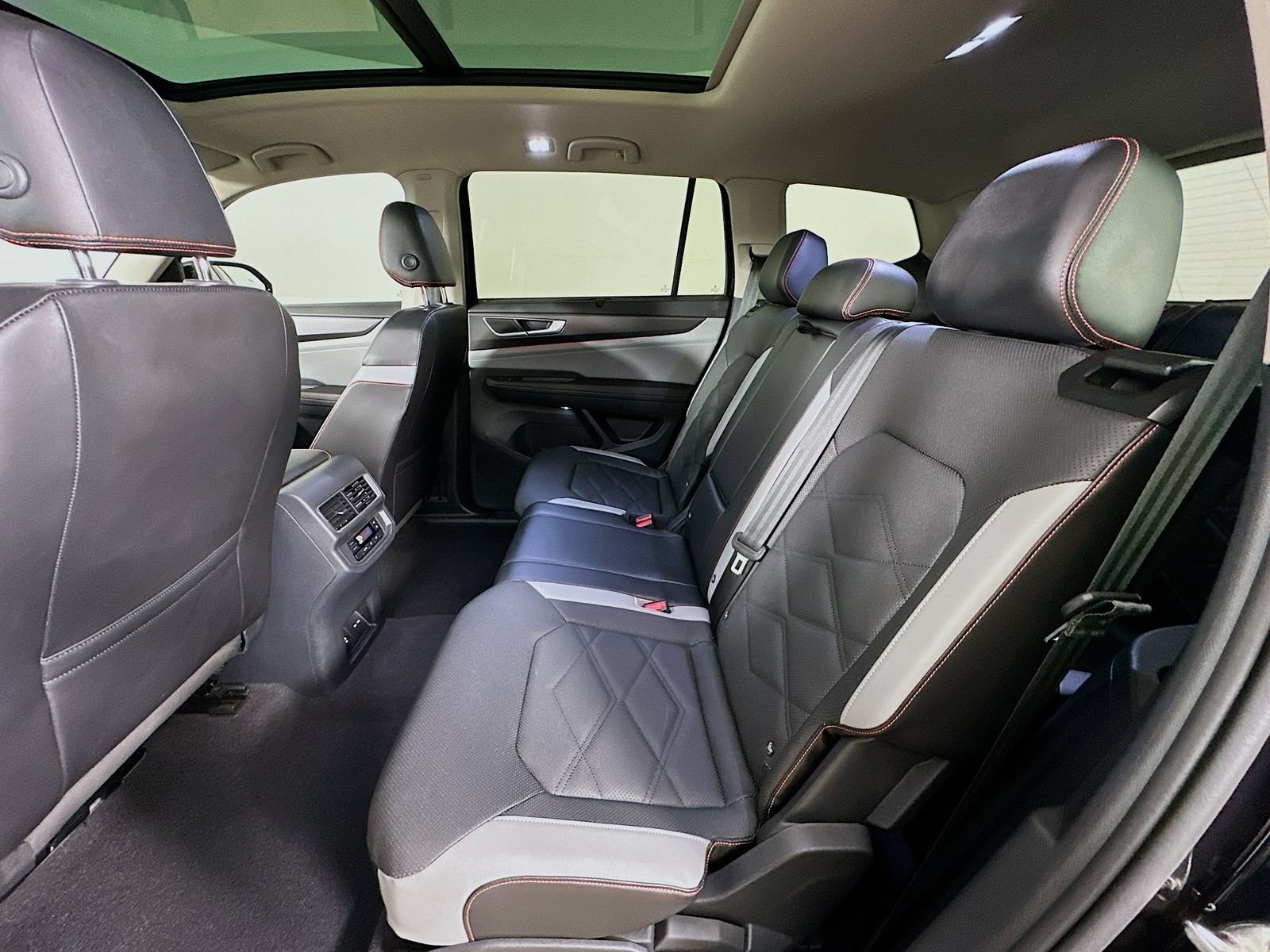 Certified 2024 Volkswagen Atlas Peak Edition SEL AWD/4WD image 38