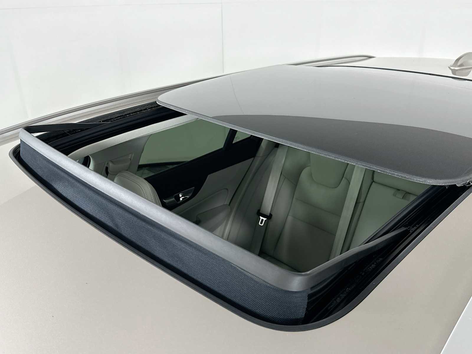 Used 2025 Volvo V60 B5 Cross Country Ultra w/ Protection Package Premier image 20