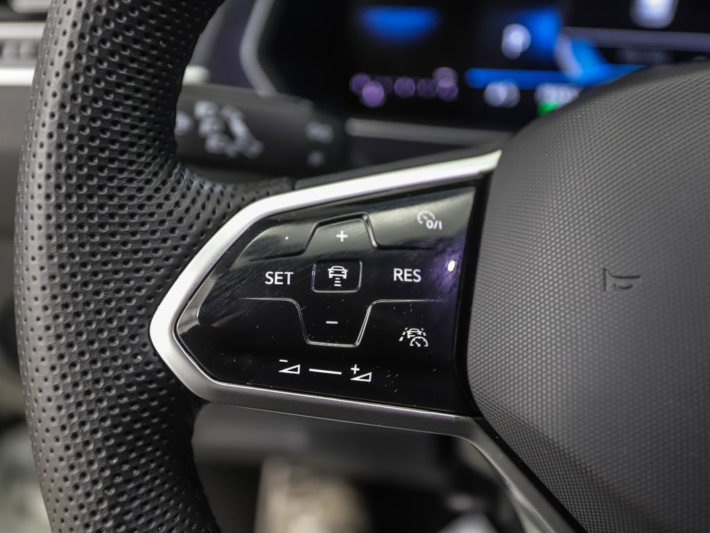 Used 2024 Volkswagen Tiguan SE R-Line image 12