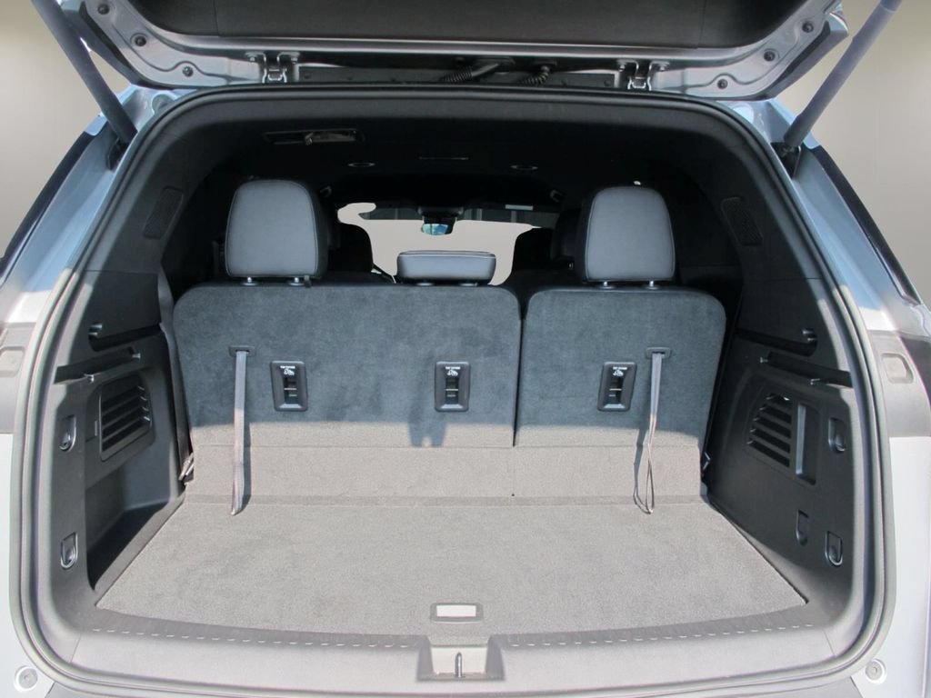 Used 2025 Chevrolet Traverse LT w/ Driver Confidence Package FWD image 24