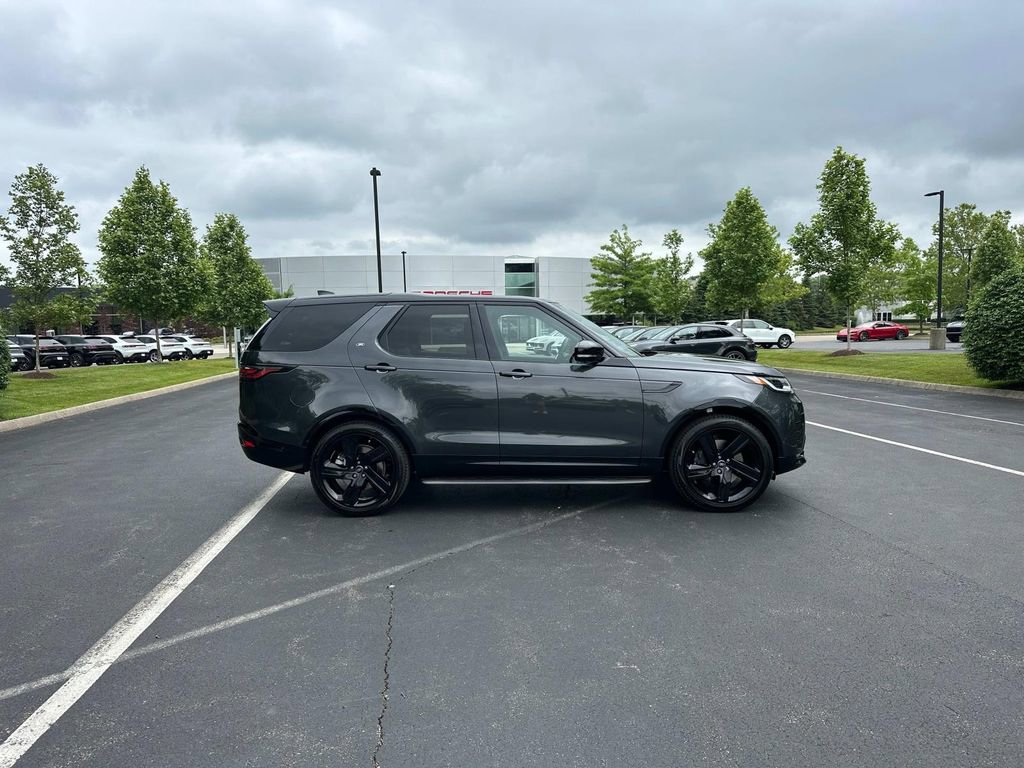 New 2025 Land Rover Discovery Dynamic SE image 4