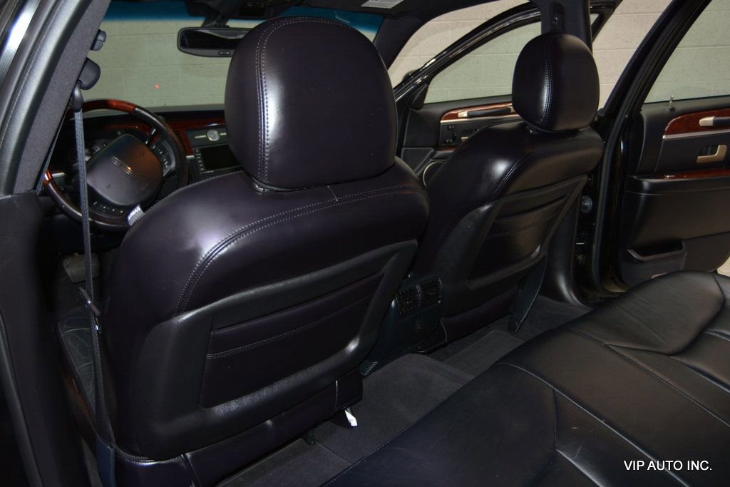 Used 2005 Lincoln Town Car Signature Limited image 22