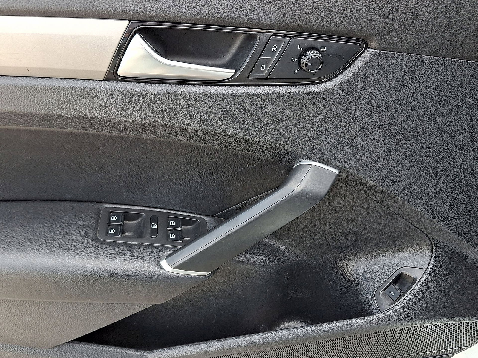 Used 2021 Volkswagen Passat 2.0T SE FWD image 10