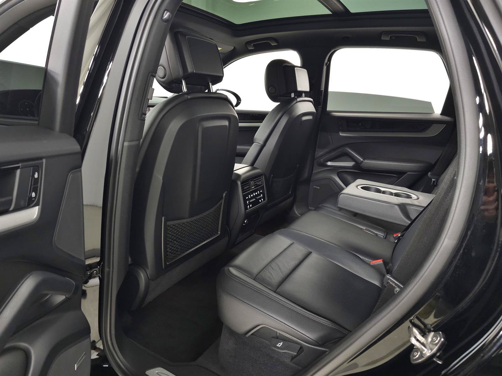 Used 2024 Porsche Cayenne AWD/4WD image 31