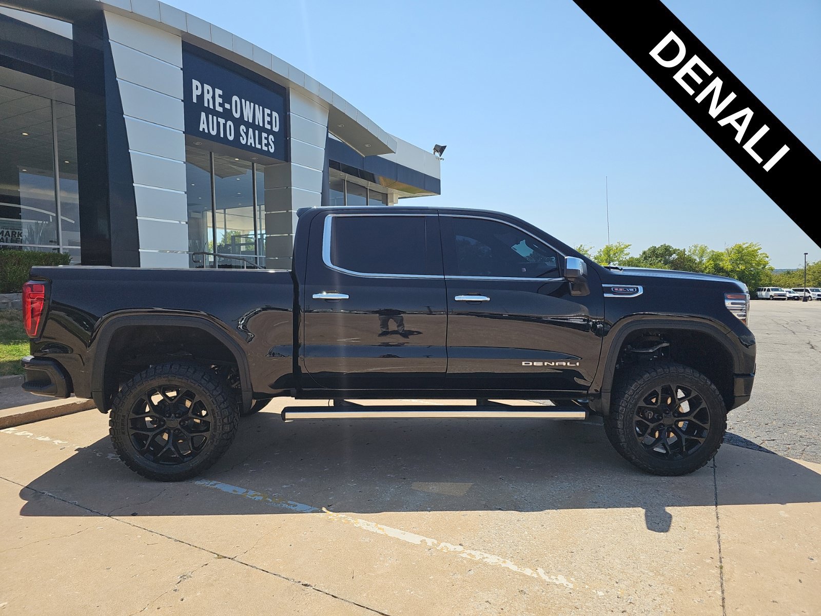 Used 2023 GMC Sierra 1500 Denali w/ Technology Package AWD/4WD image 2