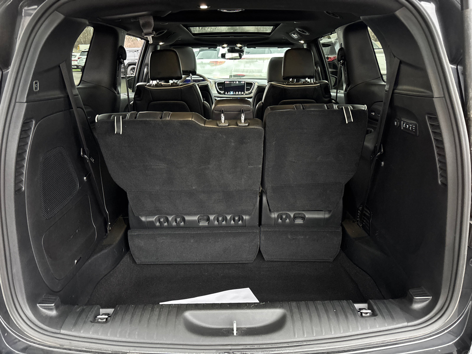 Used 2023 Chrysler Pacifica Limited w/ Uconnect Theater Family Group image 9