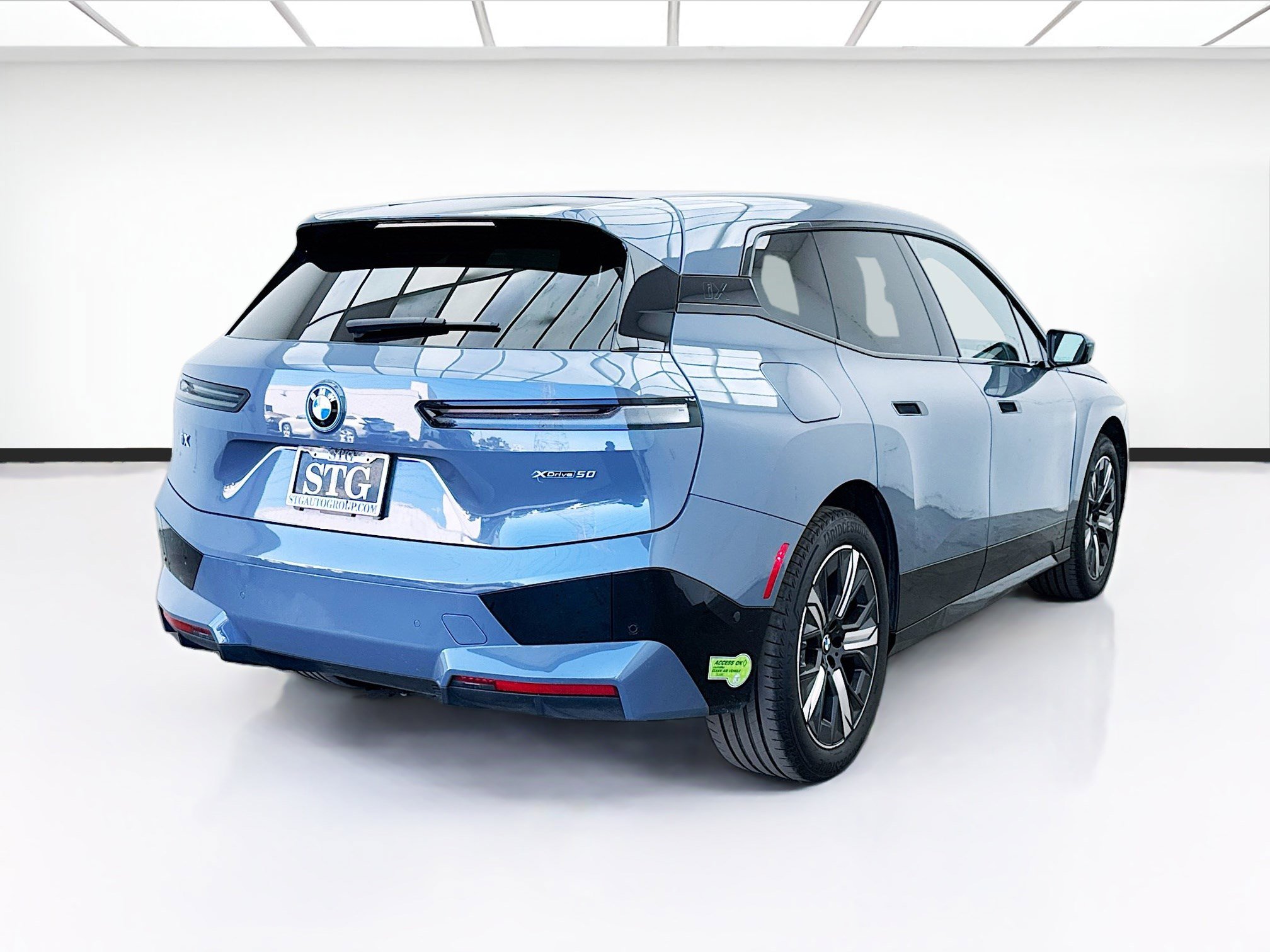 Used 2023 BMW iX xDrive50 w/ Sport Package image 4