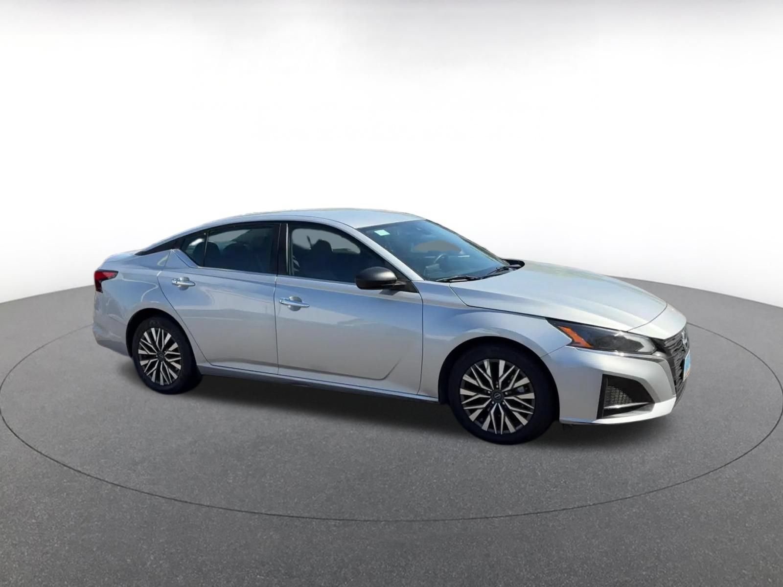 Used 2024 Nissan Altima 2.5 SV FWD image 2