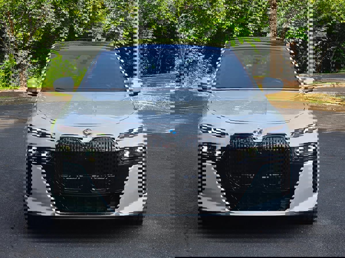 Used 2023 BMW 740i image 9