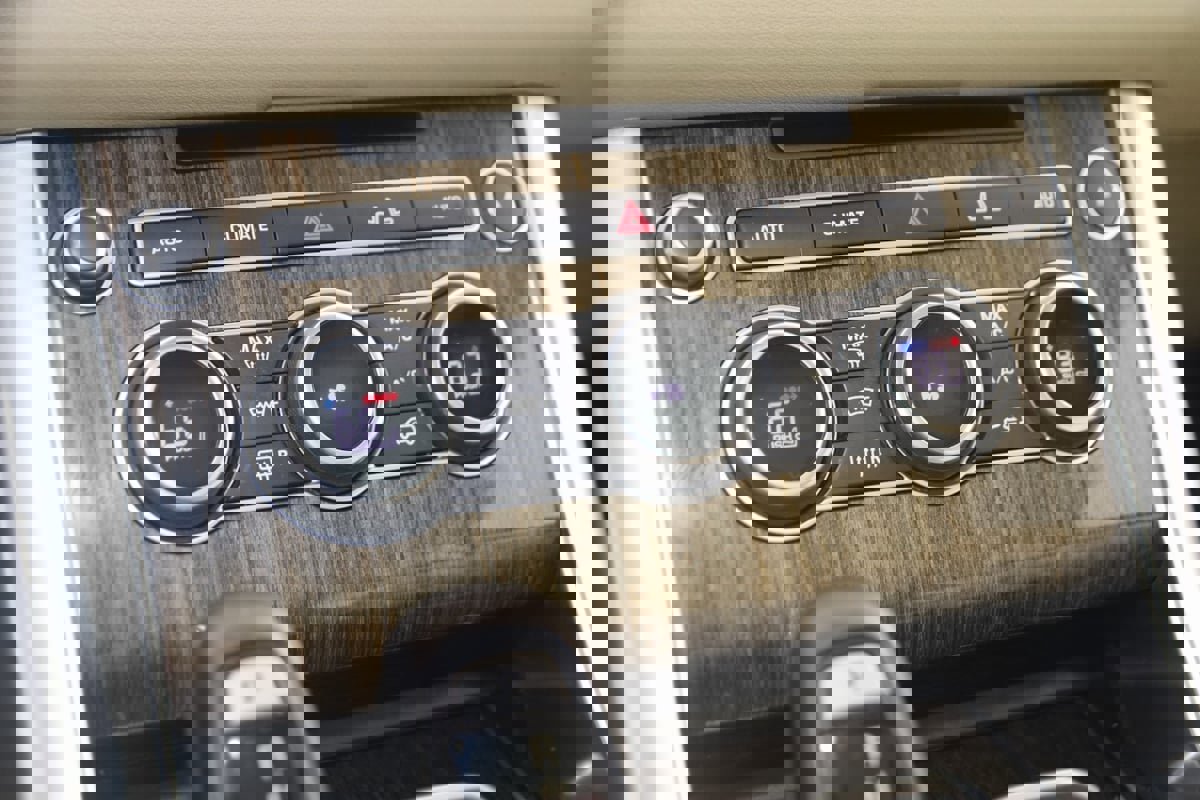 Used 2016 Land Rover Range Rover Sport SE image 29