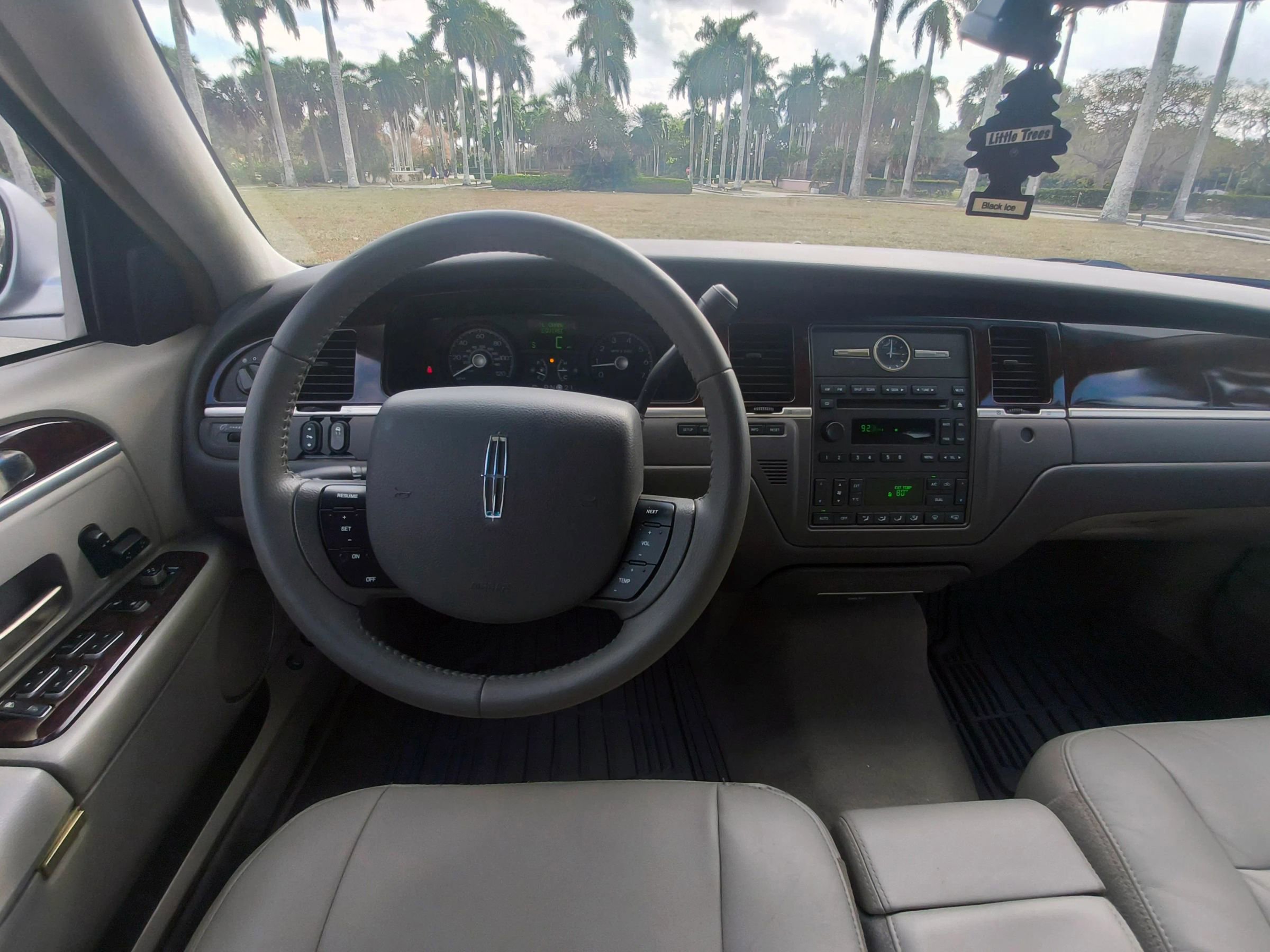 Used 2006 Lincoln Town Car Signature image 21