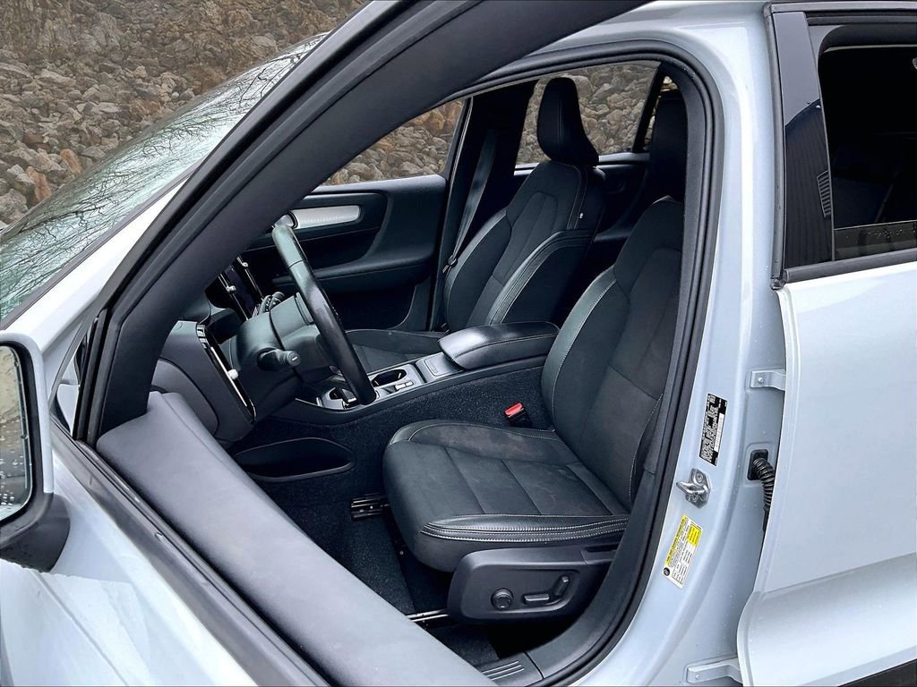 Used 2020 Volvo XC40 T5 Momentum image 23