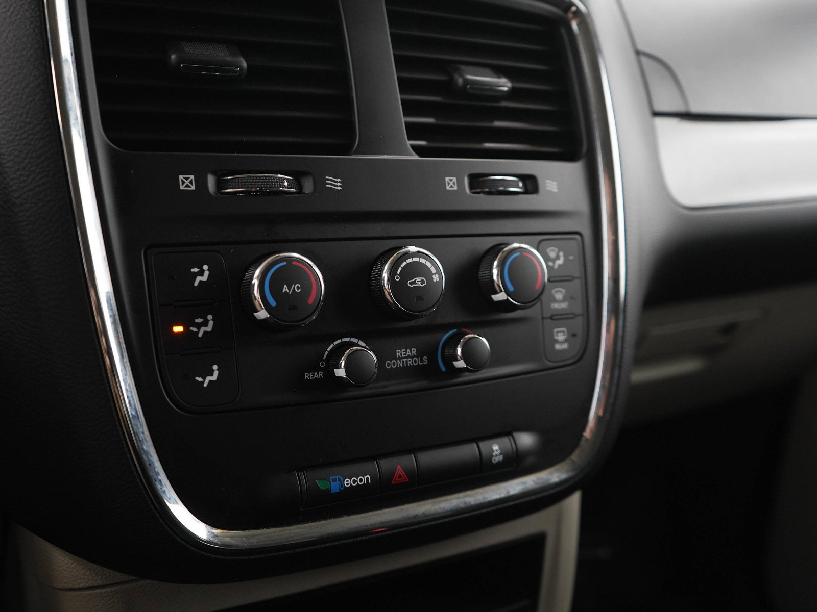Used 2020 Dodge Grand Caravan SE w/ UConnect Hands-Free Group FWD image 23
