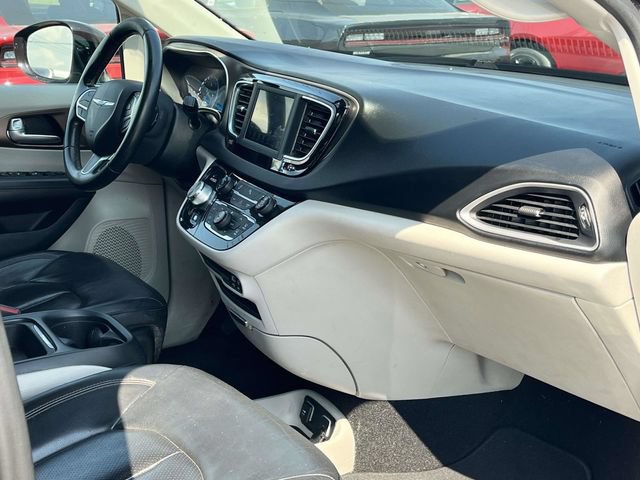 Used 2018 Chrysler Pacifica Touring-L FWD image 24