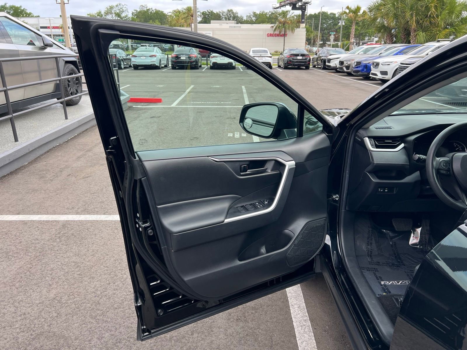 Used 2024 Toyota RAV4 LE image 22