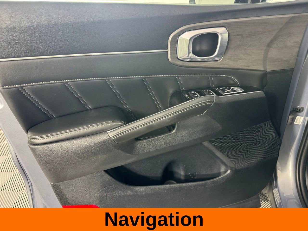 Used 2025 Kia Sorento SX image 9