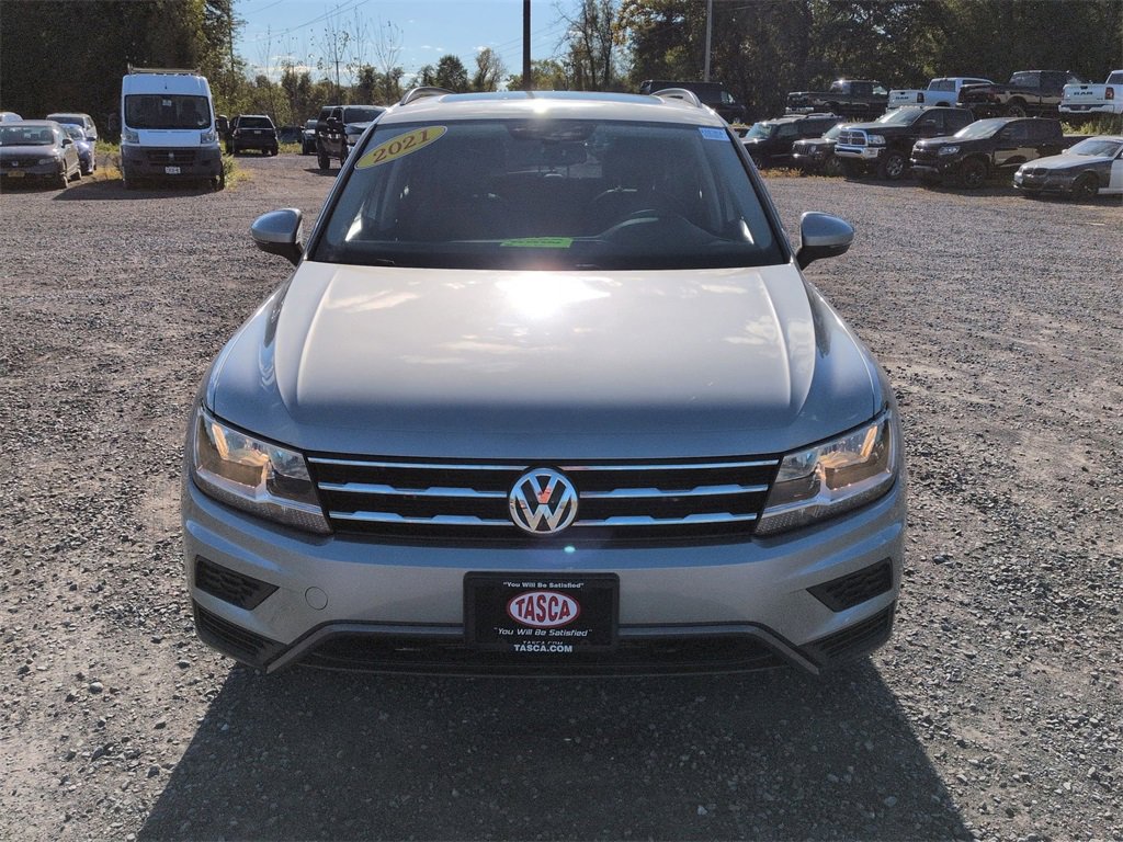 Used 2021 Volkswagen Tiguan SE w/ Panoramic Sunroof Package image 9