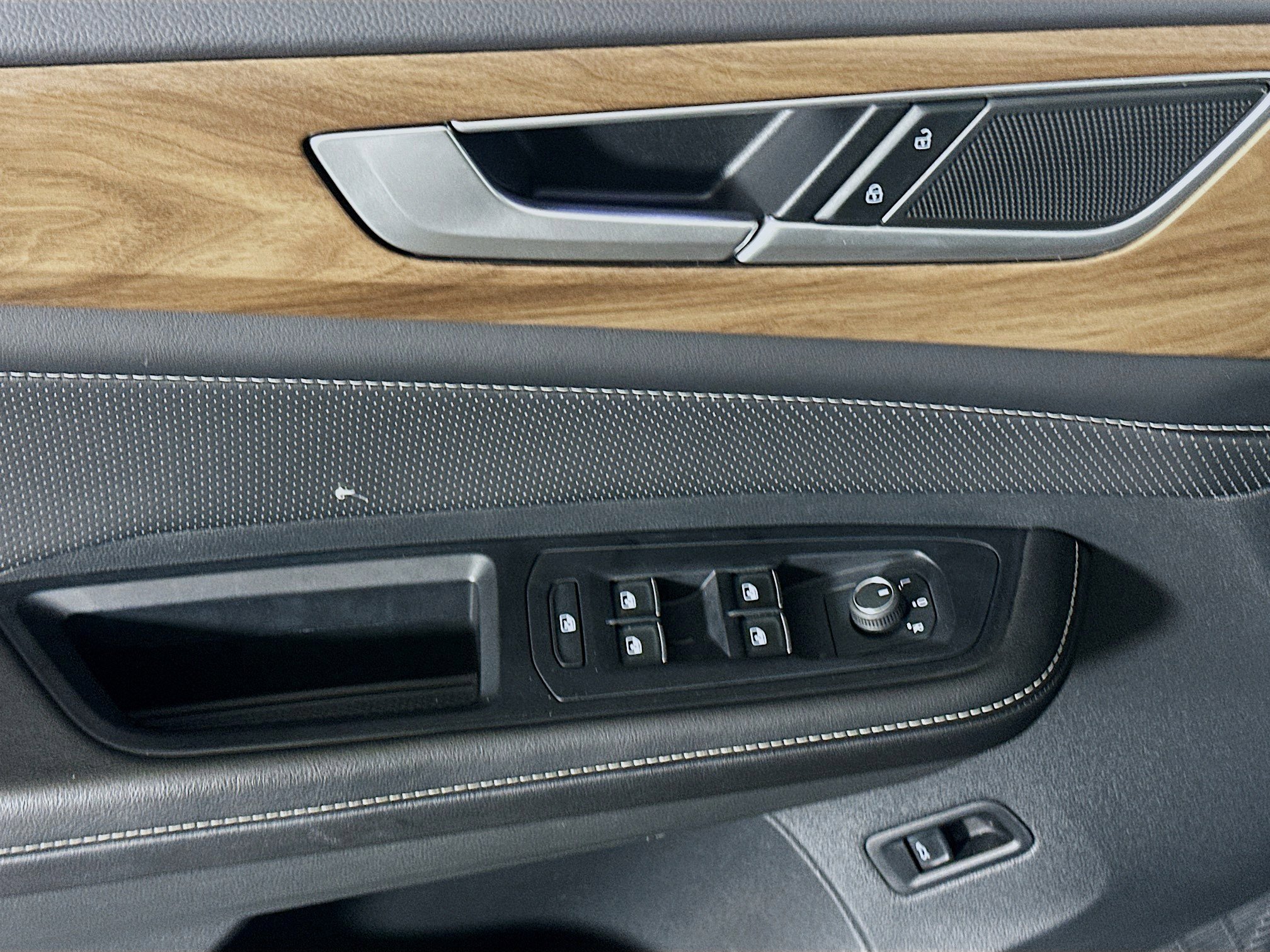 Used 2025 Volkswagen Atlas SE image 15