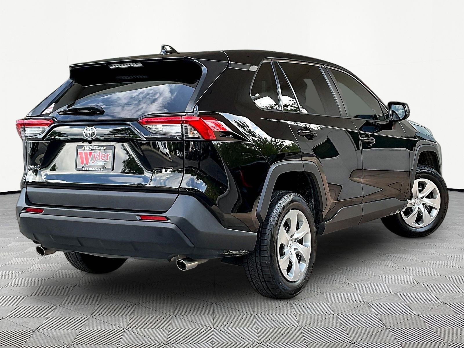 Used 2023 Toyota RAV4 LE FWD image 6