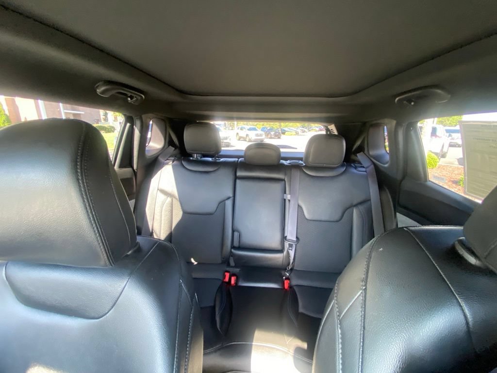 Used 2025 Jeep Compass Latitude w/ Sun & Sound Group AWD/4WD image 33
