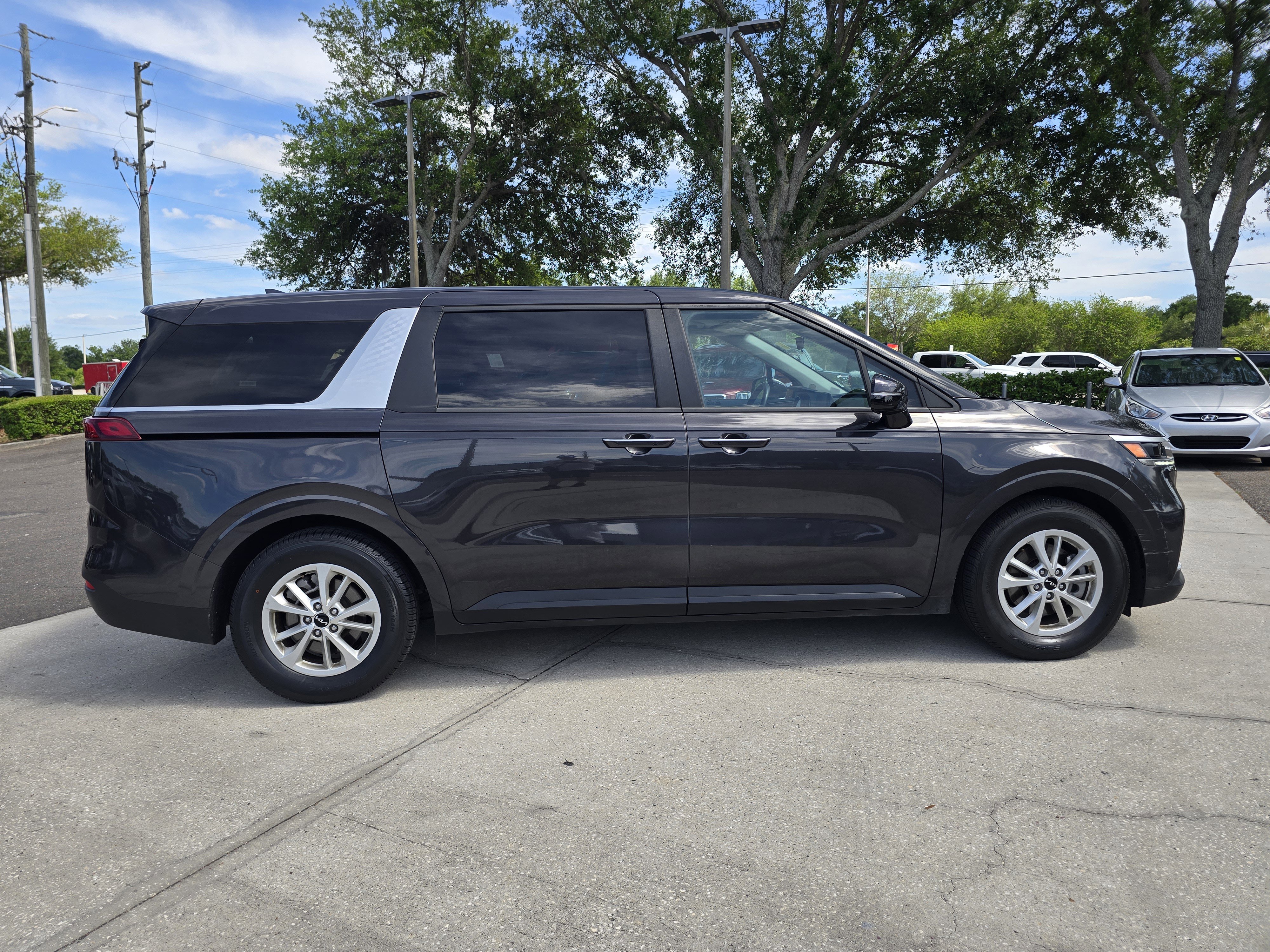 Used 2024 Kia Carnival LX image 9