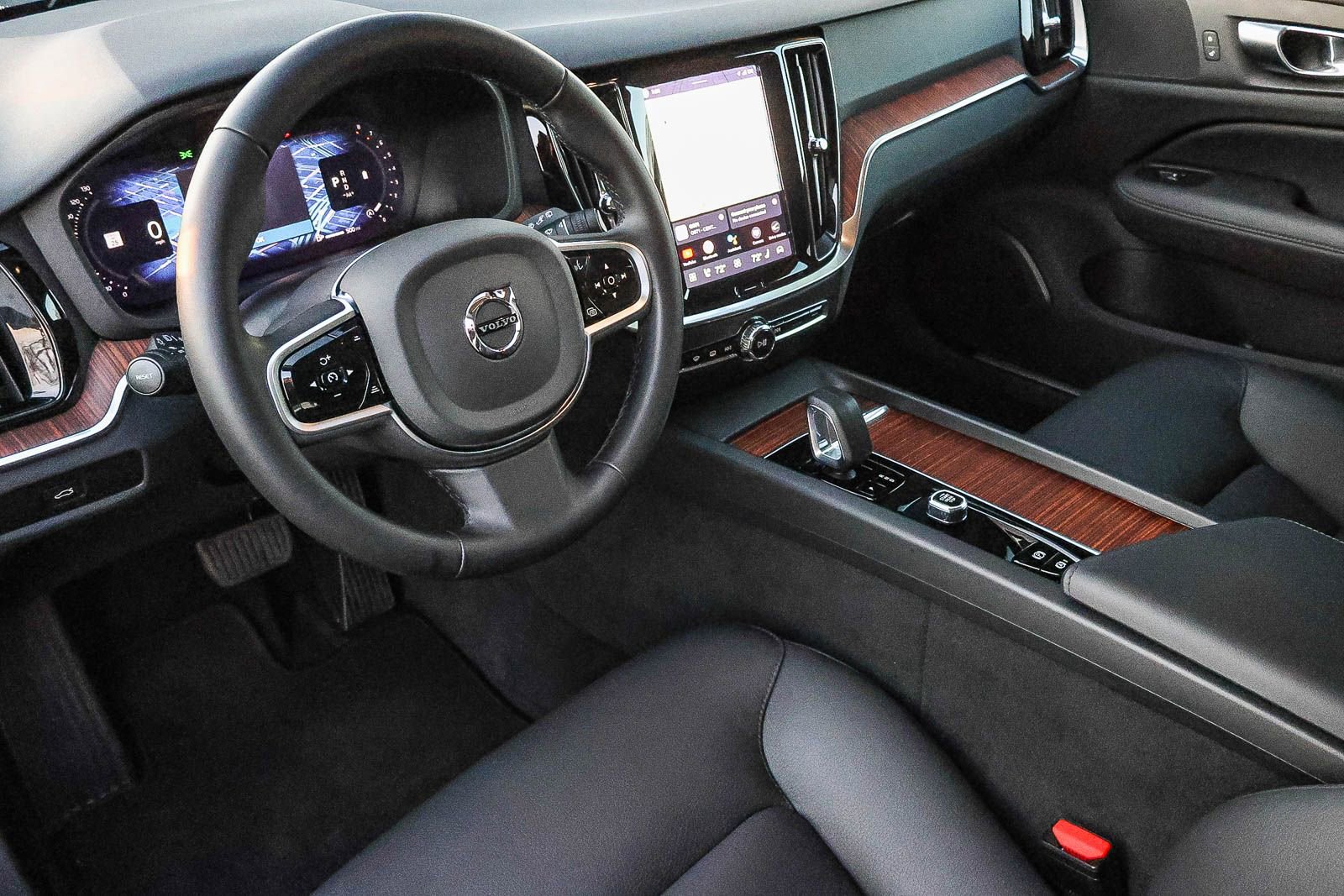 Used 2025 Volvo V60 B5 Cross Country Plus image 29