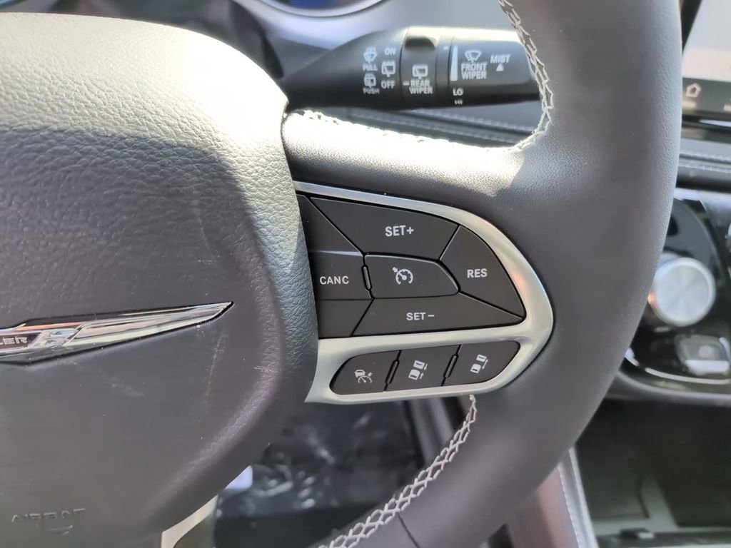 New 2026 Chrysler Pacifica Limited w/ Uconnect Theater Family Group image 25