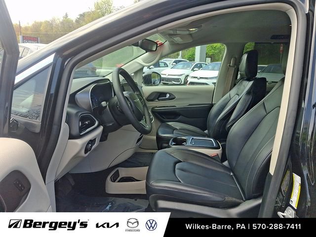 Used 2024 Chrysler Pacifica Touring-L FWD image 16