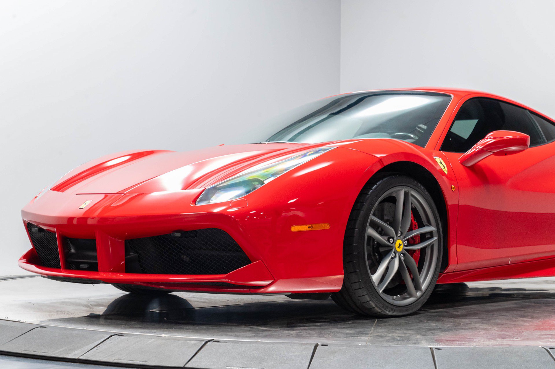 Used 2018 Ferrari 488 GTB RWD image 5