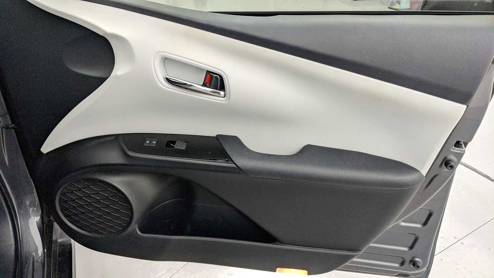 Used 2020 Toyota Prius XLE image 24