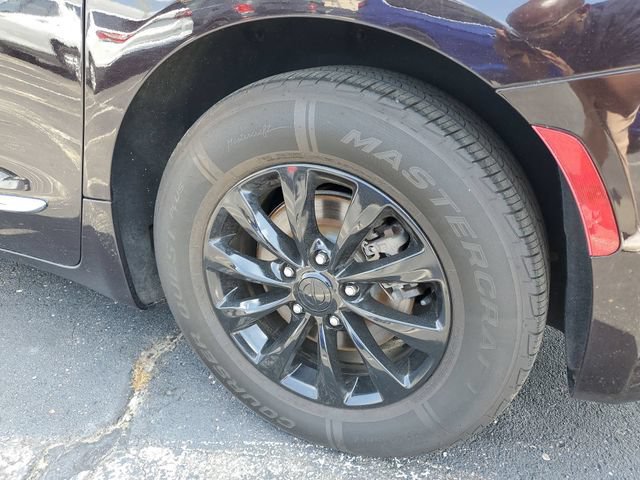 Used 2018 Chrysler Pacifica Touring-L Plus FWD image 32