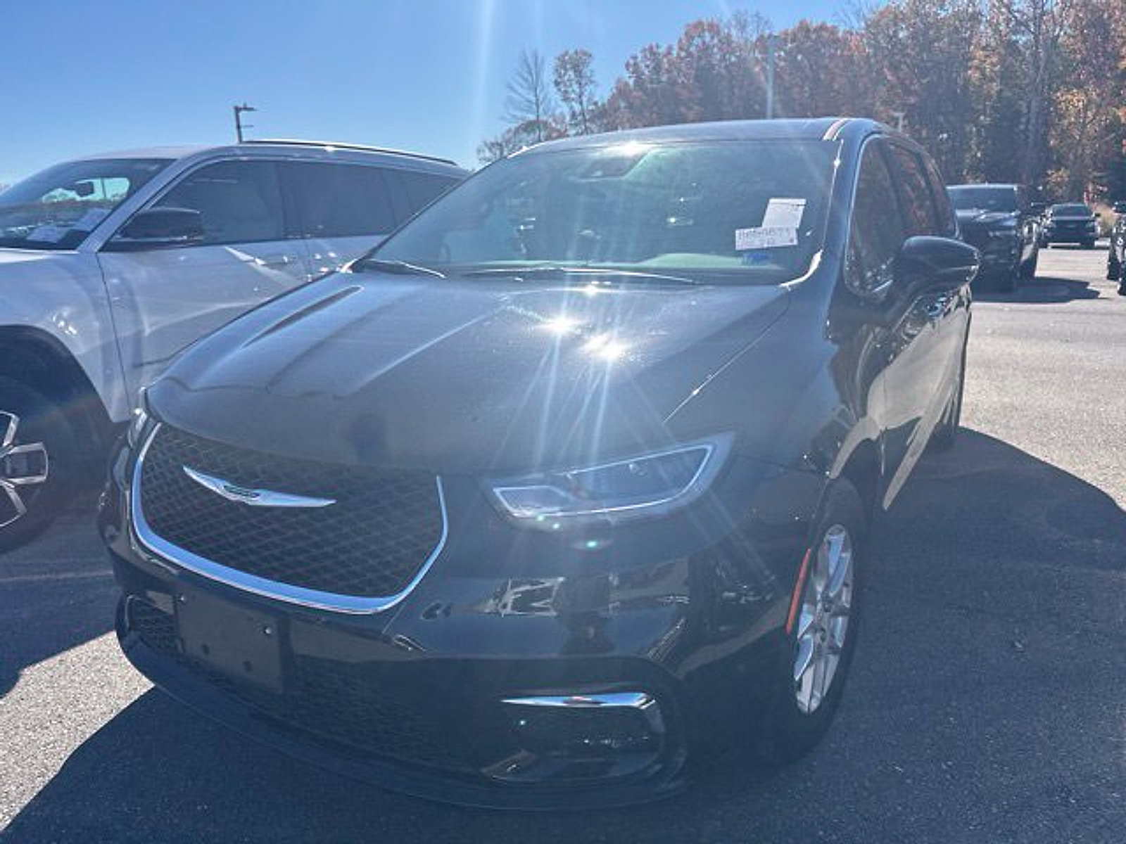 Used 2026 Chrysler Pacifica Select FWD image 3