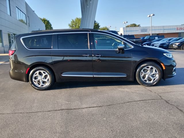 Used 2023 Chrysler Pacifica Limited FWD image 2
