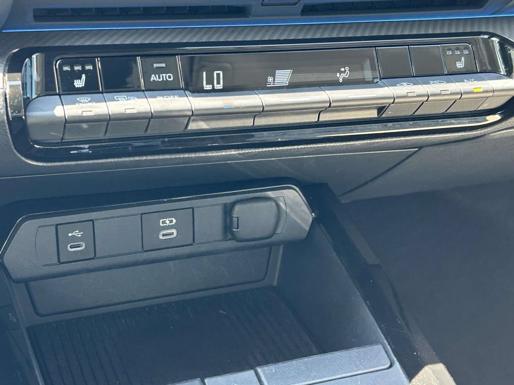 Used 2024 Toyota Prius XLE FWD image 25
