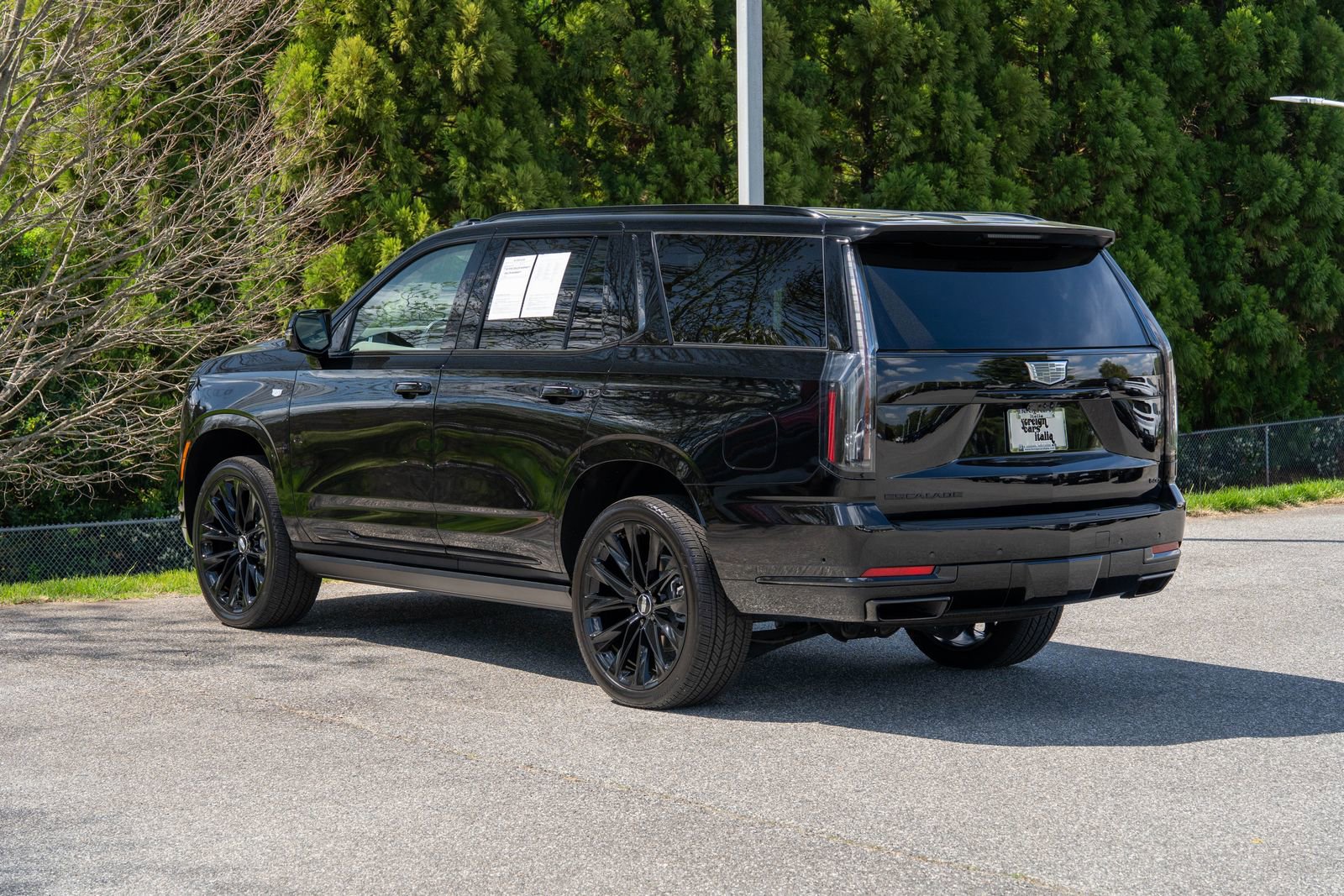 Used 2025 Cadillac Escalade Sport Platinum w/ LPO, ONYX Package AWD/4WD image 2