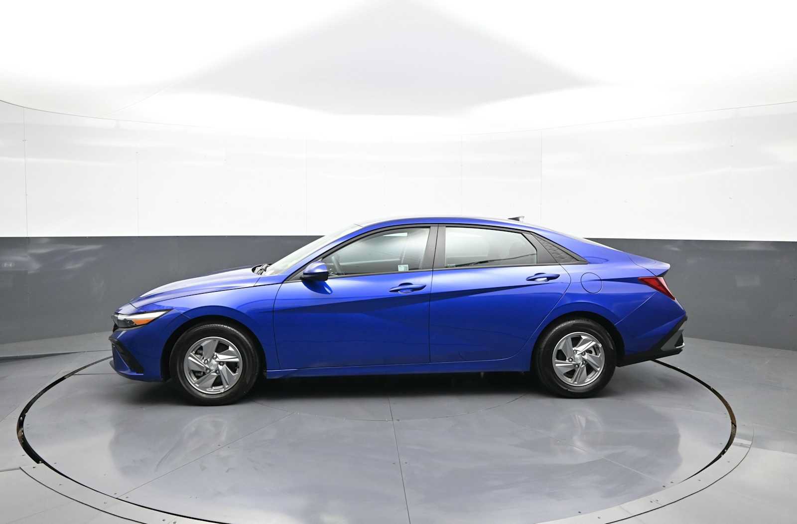 Certified 2025 Hyundai Elantra SE w/ Cargo Package FWD image 8