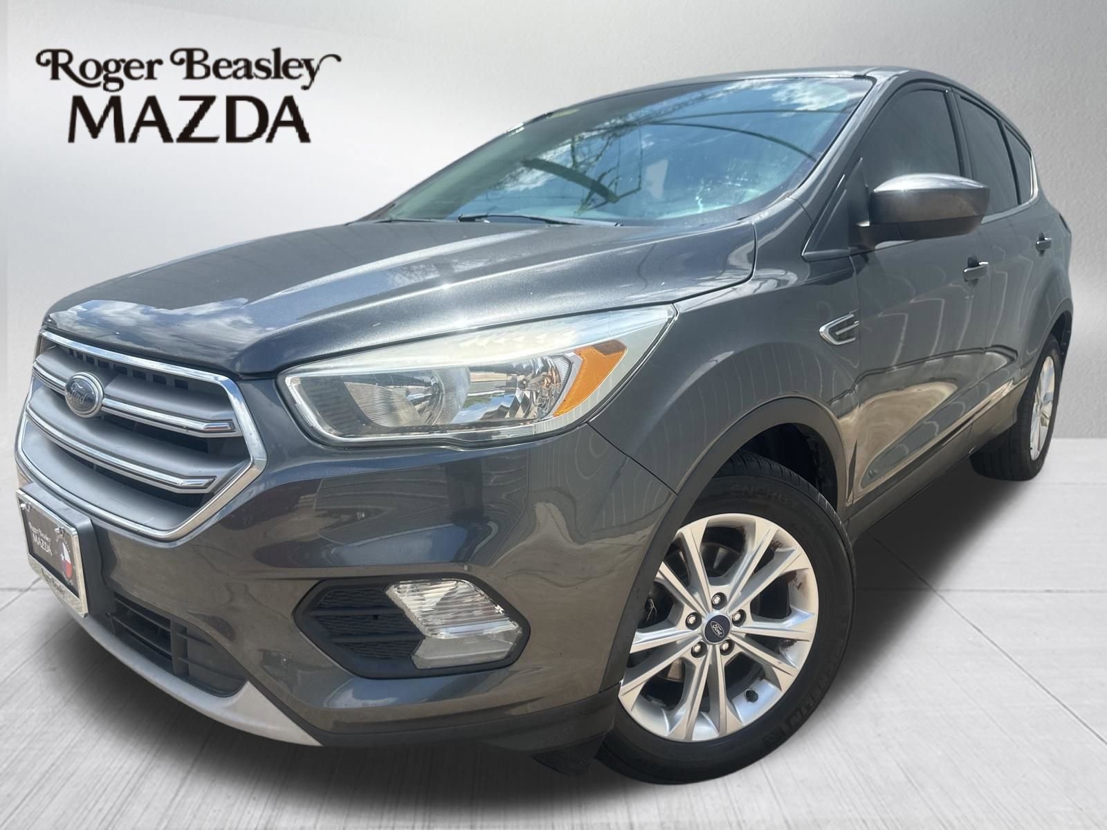 Used 2017 Ford Escape SE FWD image 1