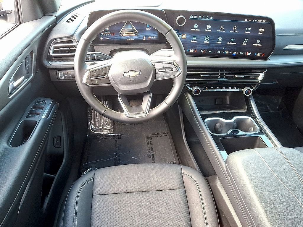 Used 2025 Chevrolet Traverse LT image 11